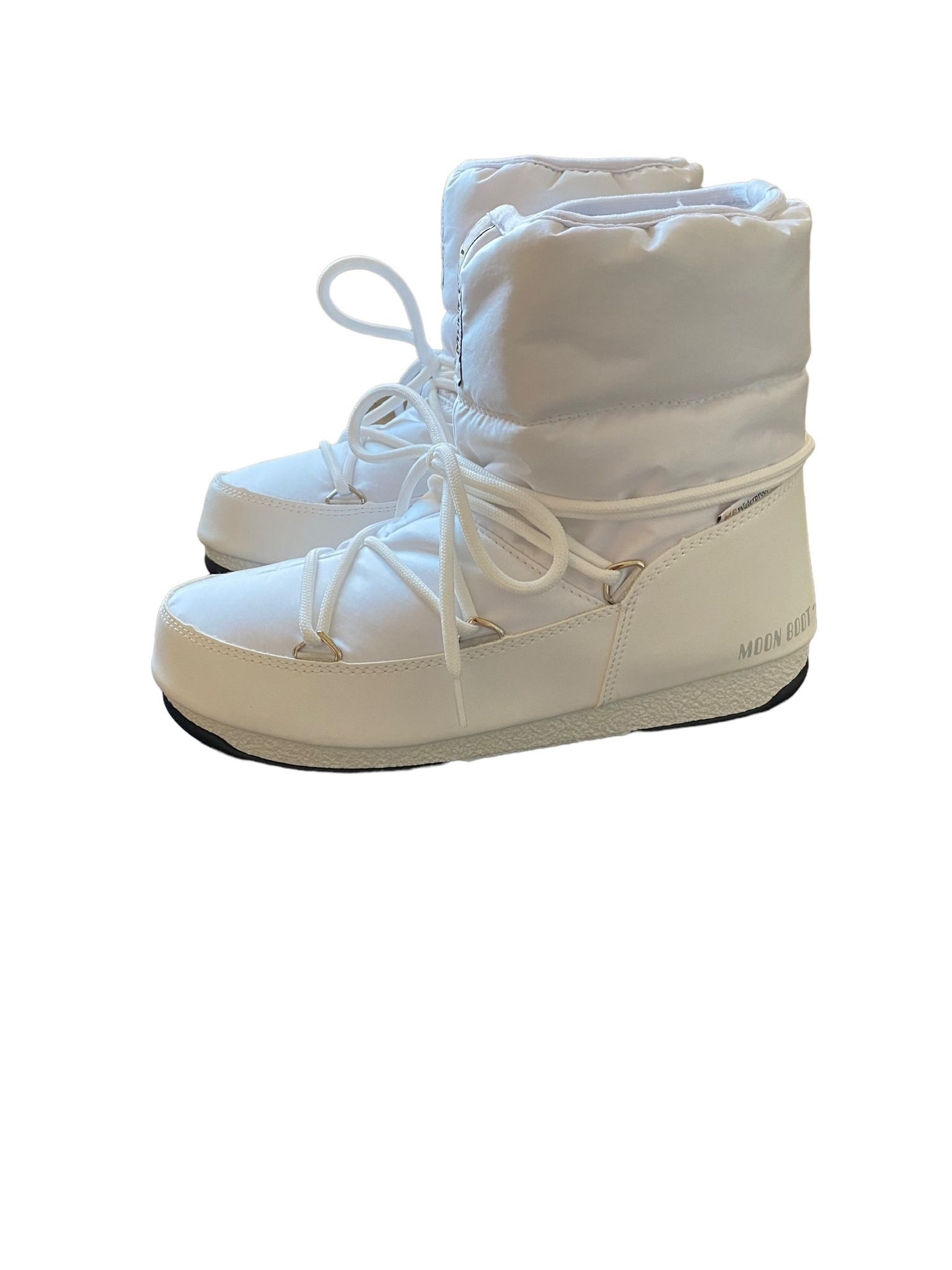 vliegtuigen smeren Isolator New in box auth MOON BOOT Low Nylon WP 2 Bootie in White size 40/runs for  Sale in Los Angeles, CA - OfferUp