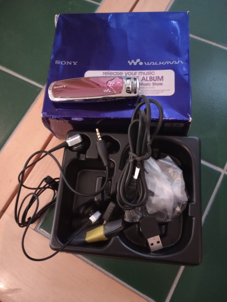 Vintage Sony Walkman NW-S705F Portable MP3 Player And Radio 2GB Pink W/ Box Barely Used