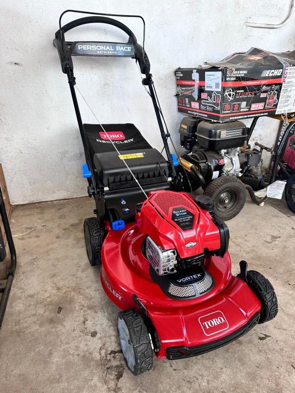 Toro Recycler SmartStow 22-in Gas Self-propelled Lawn Mower with 150-cc Briggs and Stratton Engine