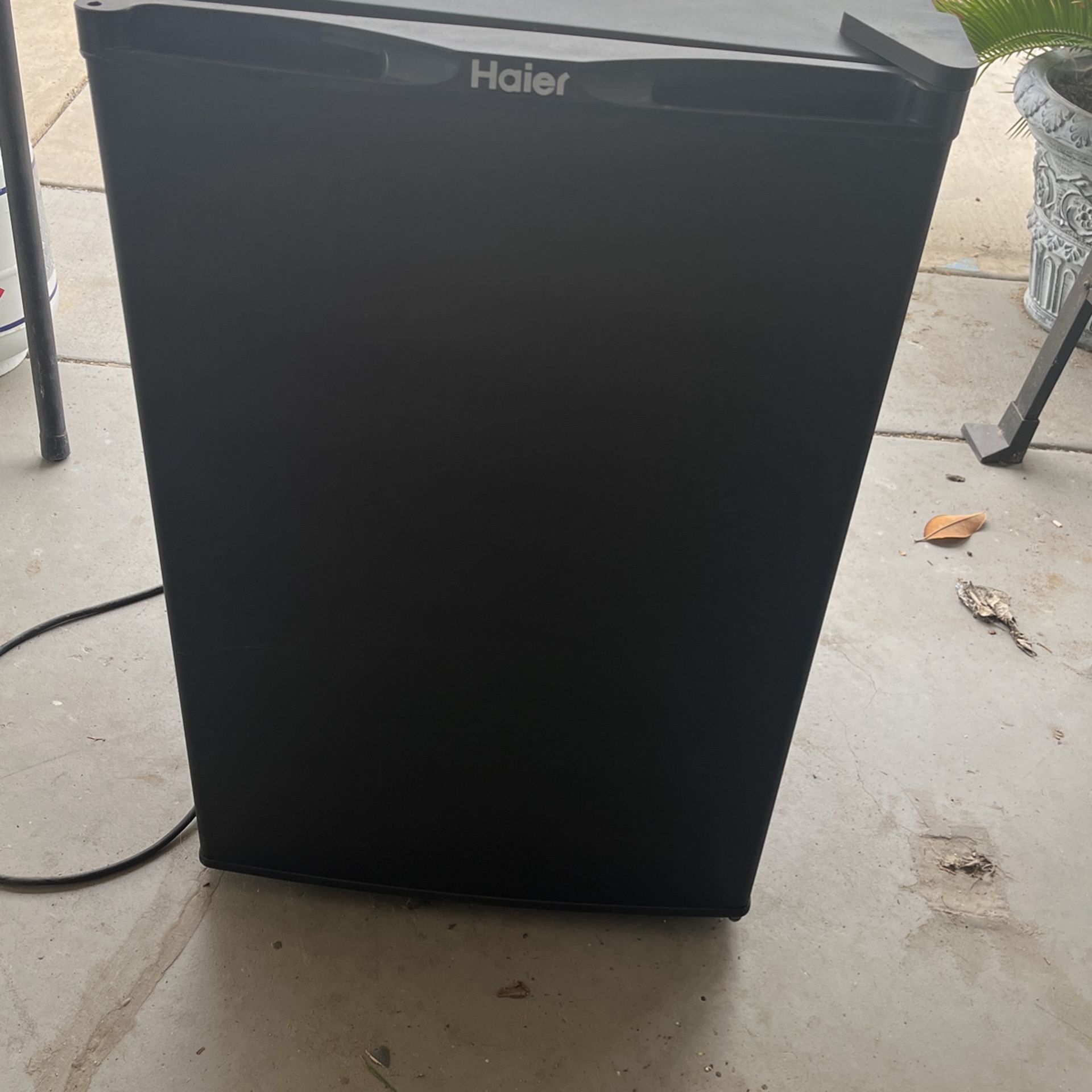 Haier 4.6 Cu Mini Fridge/freezer