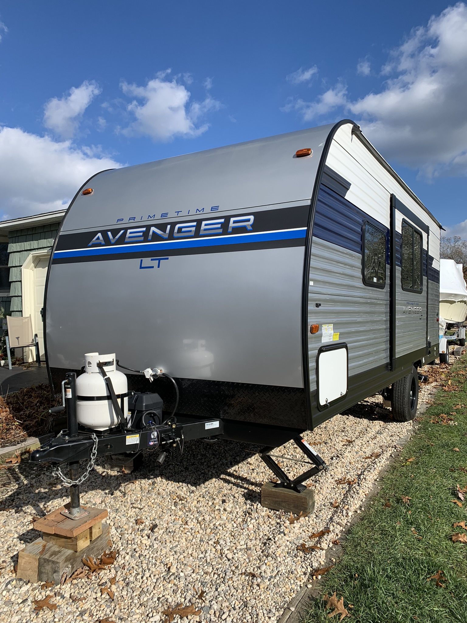 2022 Avenger 17 Ft FQS Camper 