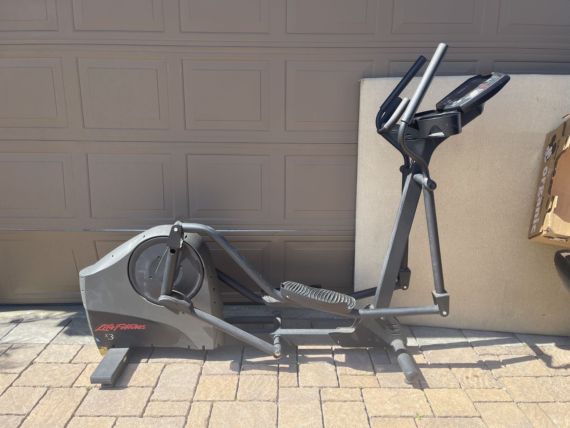 Life Fitness Elliptical /Gym Equipment/(bought At A Gym)Sylmar Pick Up