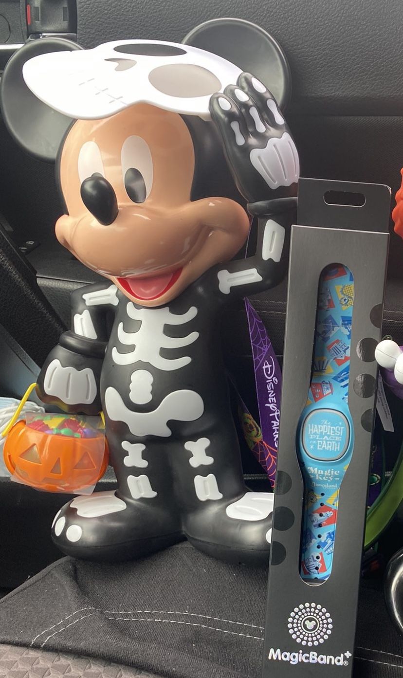 2023 Disneyland Halloween Mickey Skeleton & Magic Keyholder Band