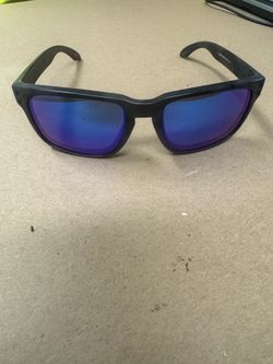 Oakley Holbrook OO9102 Sunglasses - Polarized Blue Lenses - Excellent Used Condition For sale: Authentic Oakley Holbrook sunglasses in a sleek matte b