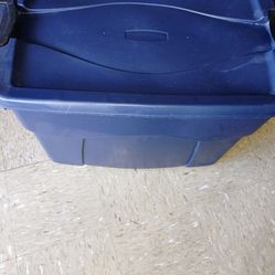 35 gal. Rubbermaid storage bin pickup only cash