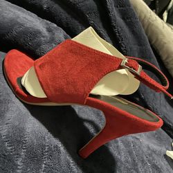 BRAND NEW - IN BOX - SIZE 7/12-8