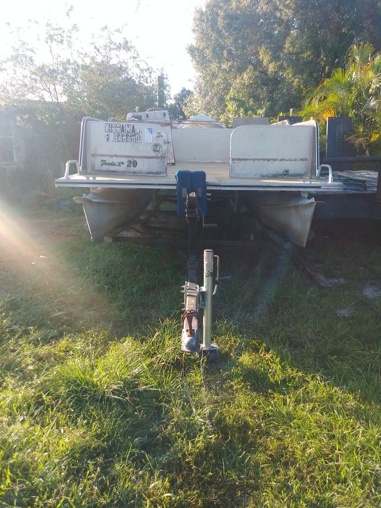 Pontoon boat