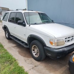 2000 Ford Explorer