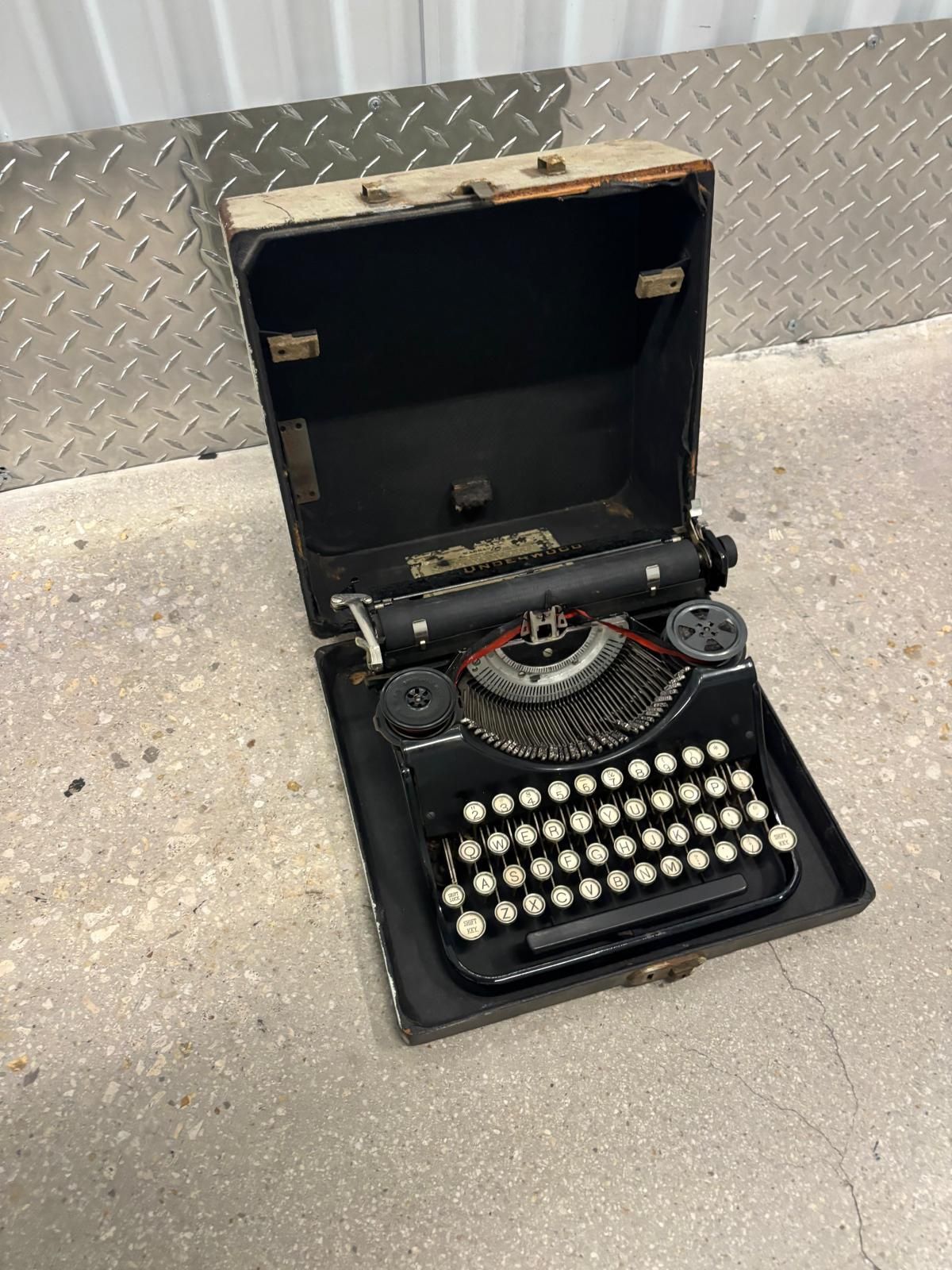 1924 Underwood Portable Typewriter.  This typewriter is in good condition cosmetically