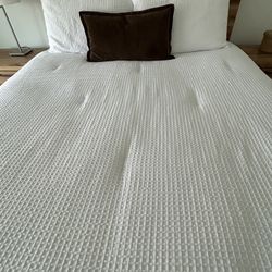 Complete Queen Bedroom Set – Like New (Bed + Mattress + Dresser + Nightstands + Extras)