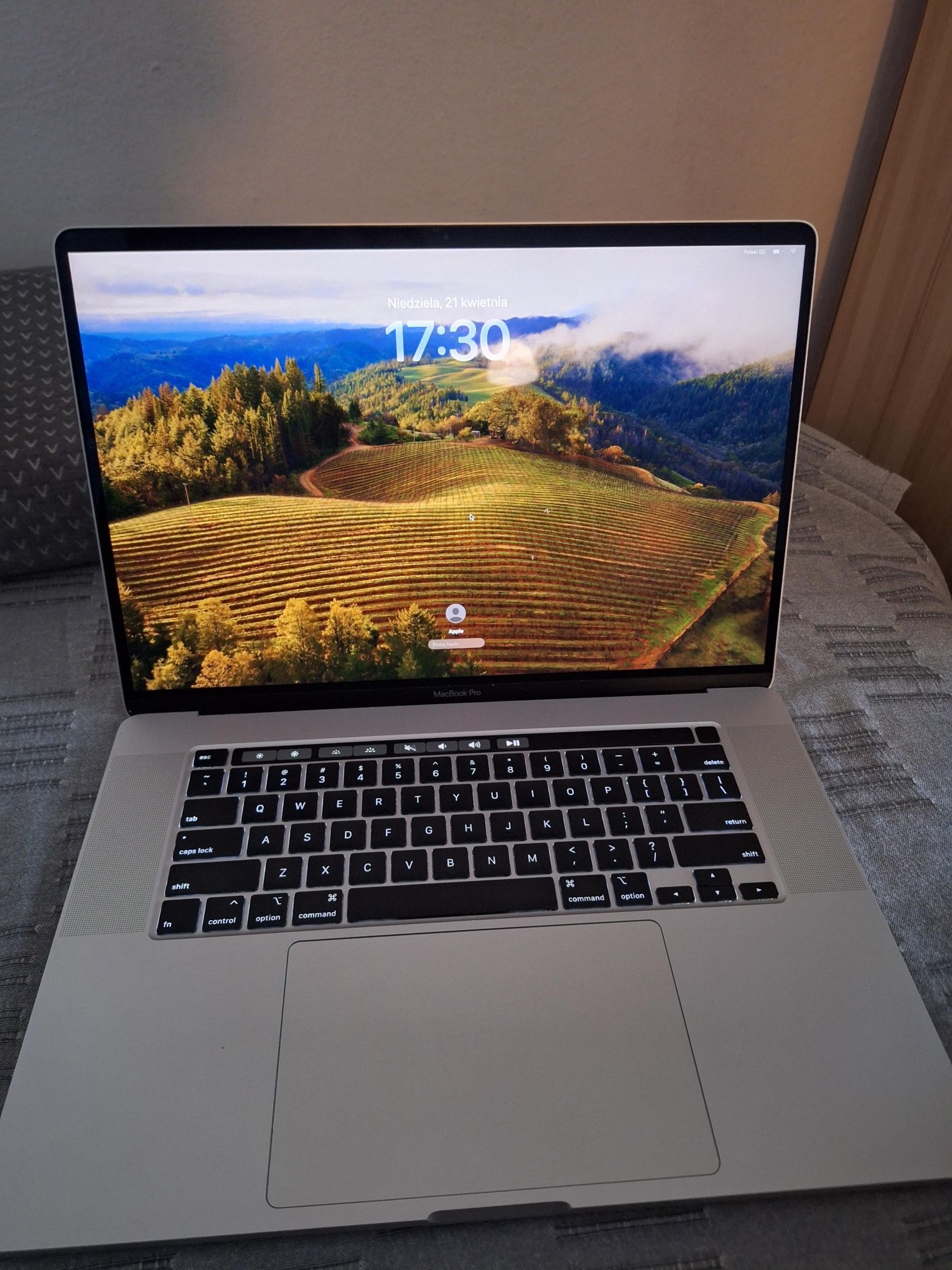 2019 Macbook Pro 16in Retina Core i7- 16GB -SSD 512 GB with touch bad