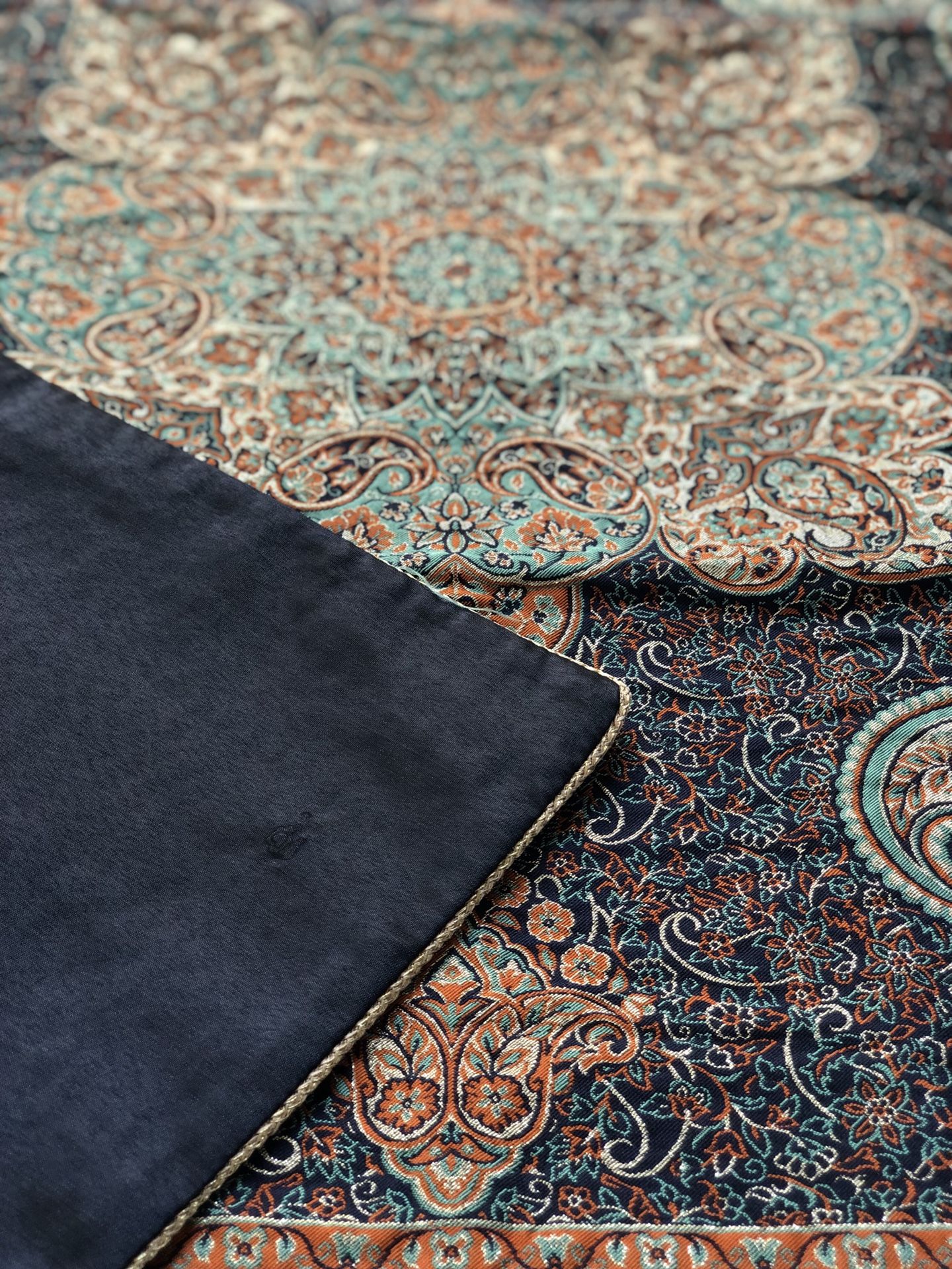 Elegant table cover with details