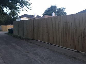 Sliding gate fence