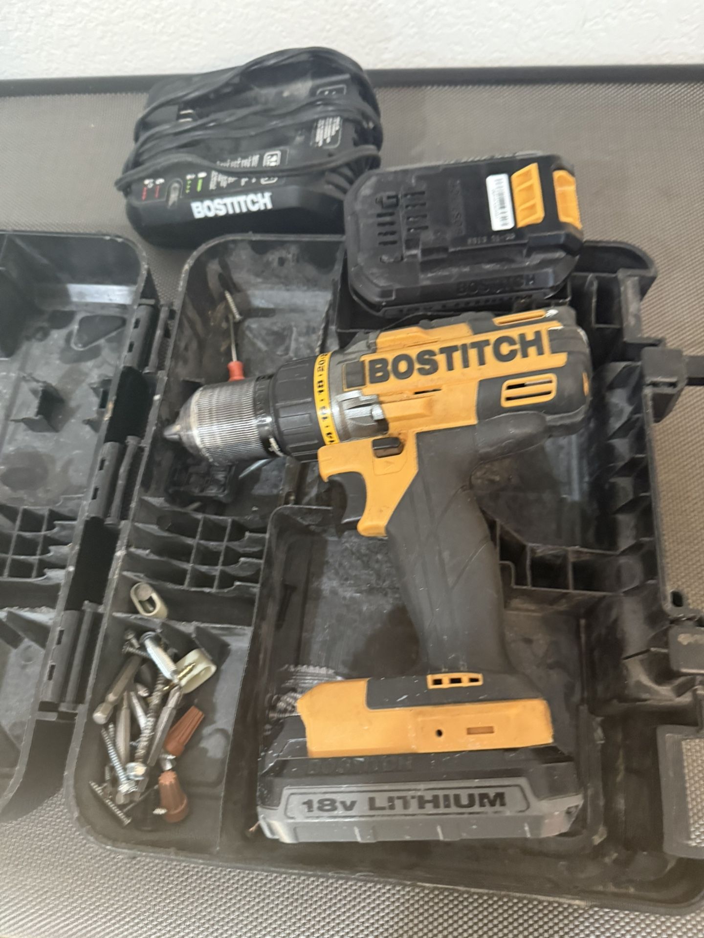 BOSTITCH DRILL / Battery / Charger