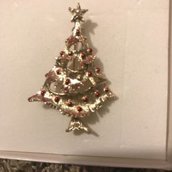 Beautifully crafted Christmas tree brooch