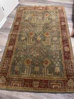 Medium sized thick wool rug 5x 8