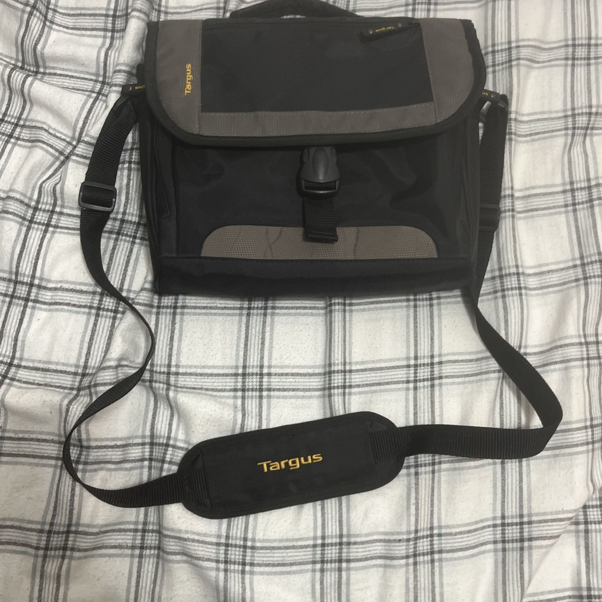 Targus TSM148-50 CityGear Mini Messenger Shoulder Bag Tablet Notebook Case