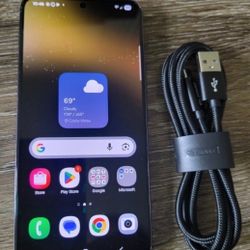 New Condition! 📱Unlocked ~Samsung Galaxy S22  ~Any Sim Card!