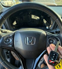 Car keys/ llaves de carro/ key fobs