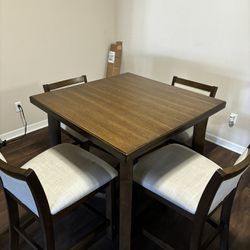 Kitchen table And chairs 