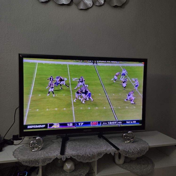 Sumsung Tv 49" Plus Ruko3 With Romot