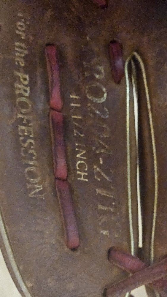 Infielder's Glove. 11.25", Heart Of Ghe Hide, Always Kept A Baseball In Mit And Oiled Regularly. Great Glove!!!