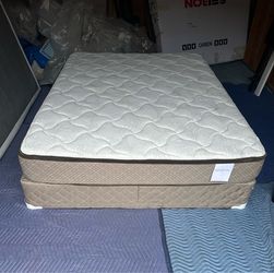 Queen plush mattress & Boxspring (Delivery available!)