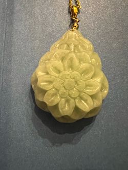 Natural jade flower pendant