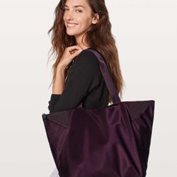Lululemon Acute Tote 23L Black Cherry