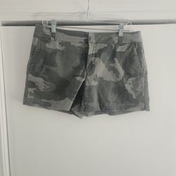 Women's New York & Company SOHO Green Camo 8 Shorts