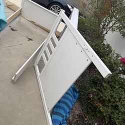 Single bed, complete with accessories. Includes the box spring.