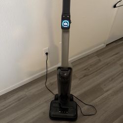 Vacuum / floor cleaner