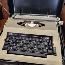 Underwood 565  Electric Typewriter 