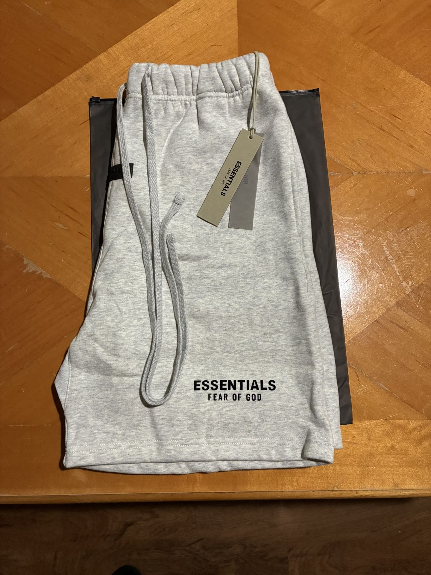 ESSENTIAL SHORTS SIZE M