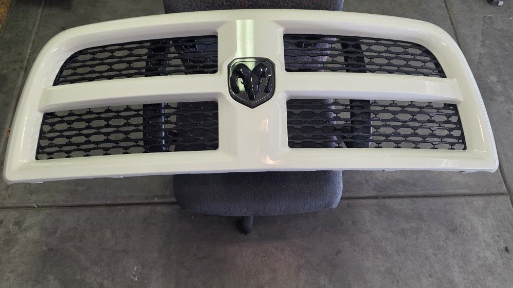 4th Gen RAM 2500 Front Grill Stick