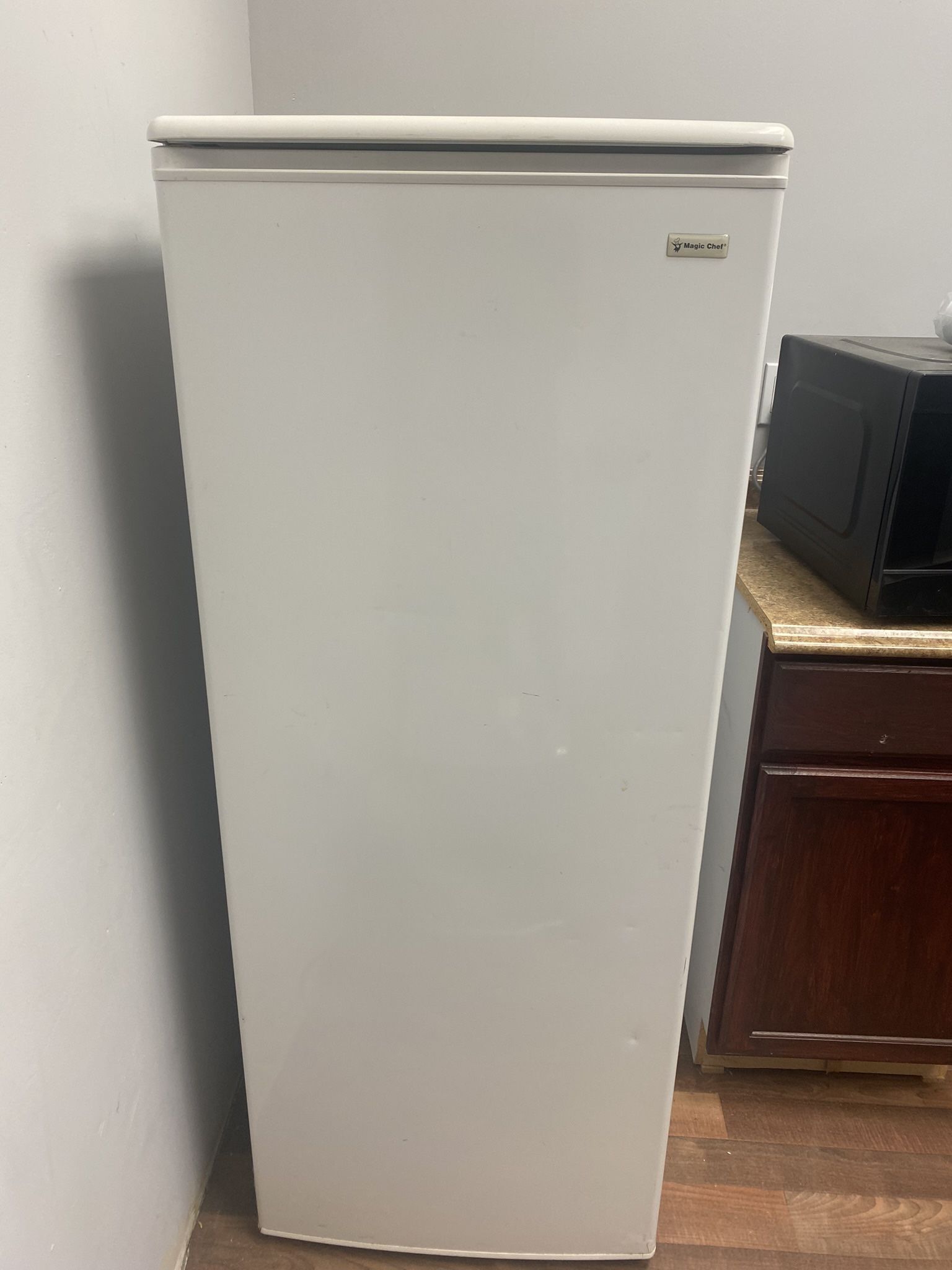 Magic Chef 10.1 Cubic Feet Top Freezer Refrigerator
