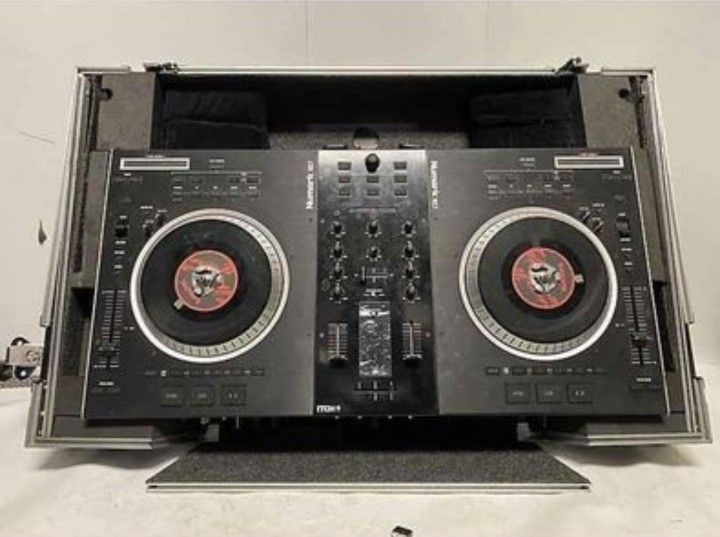 Numark NS7FX with Case