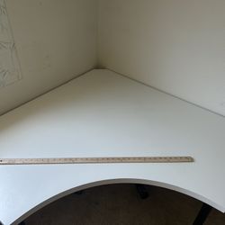 Free - Corner Table 