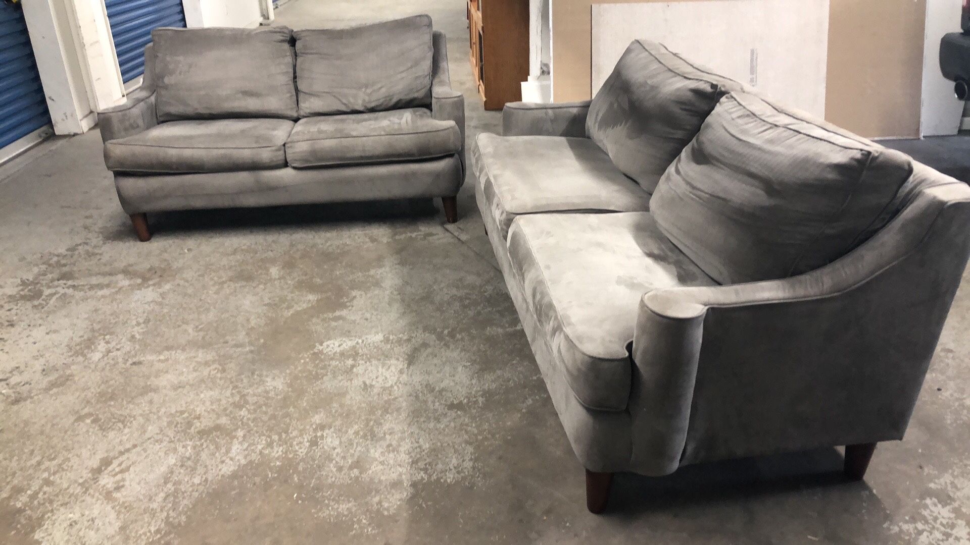 Good condition living room set sofa and loveseat