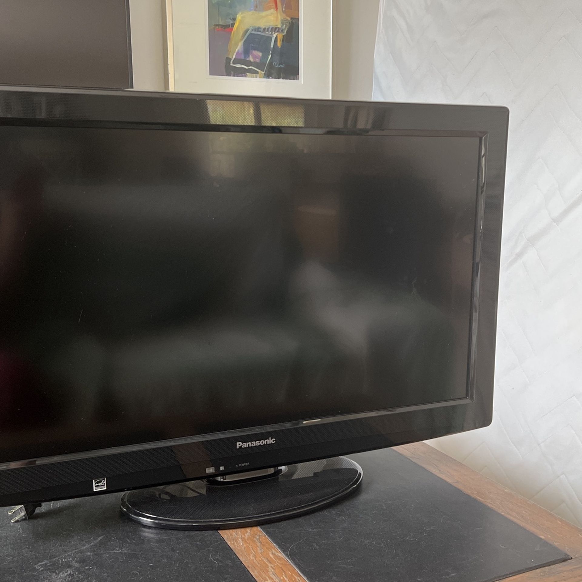Panasonic TC-L3232C 32" 720p HD LCD Television Fully Functional With Stand With Remote Control
