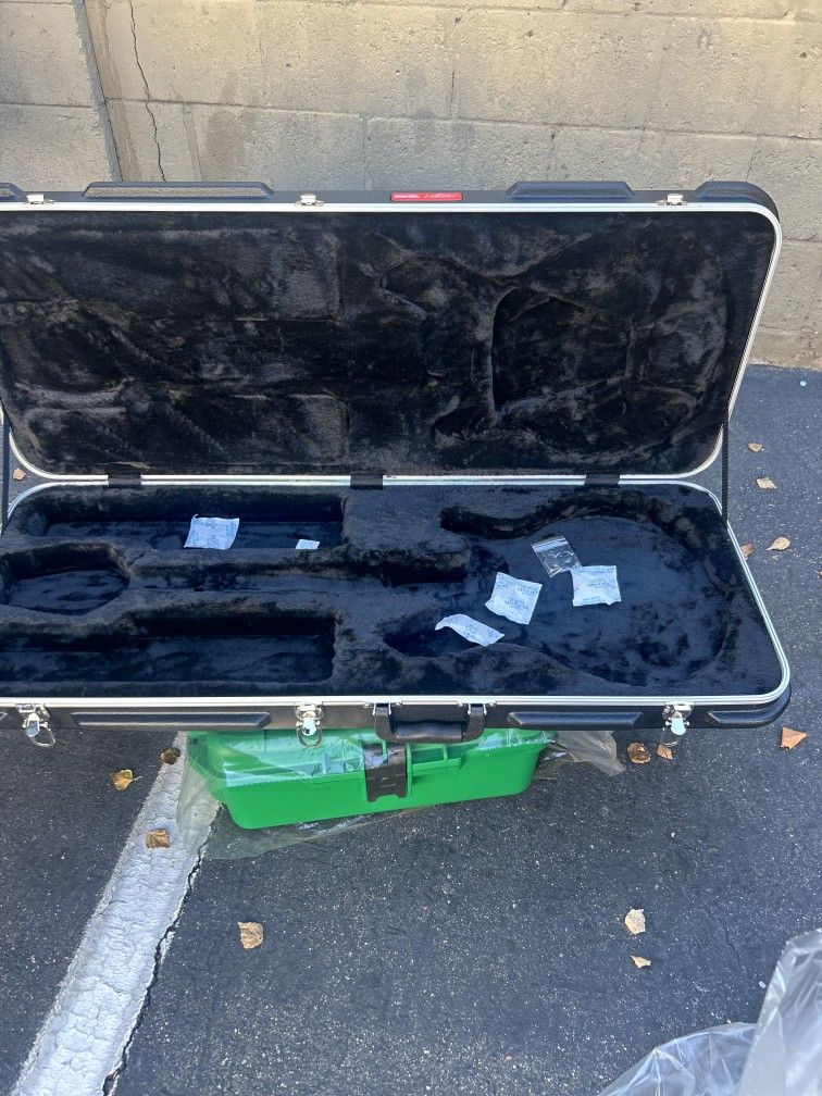 Skb Guitar Or Base Case