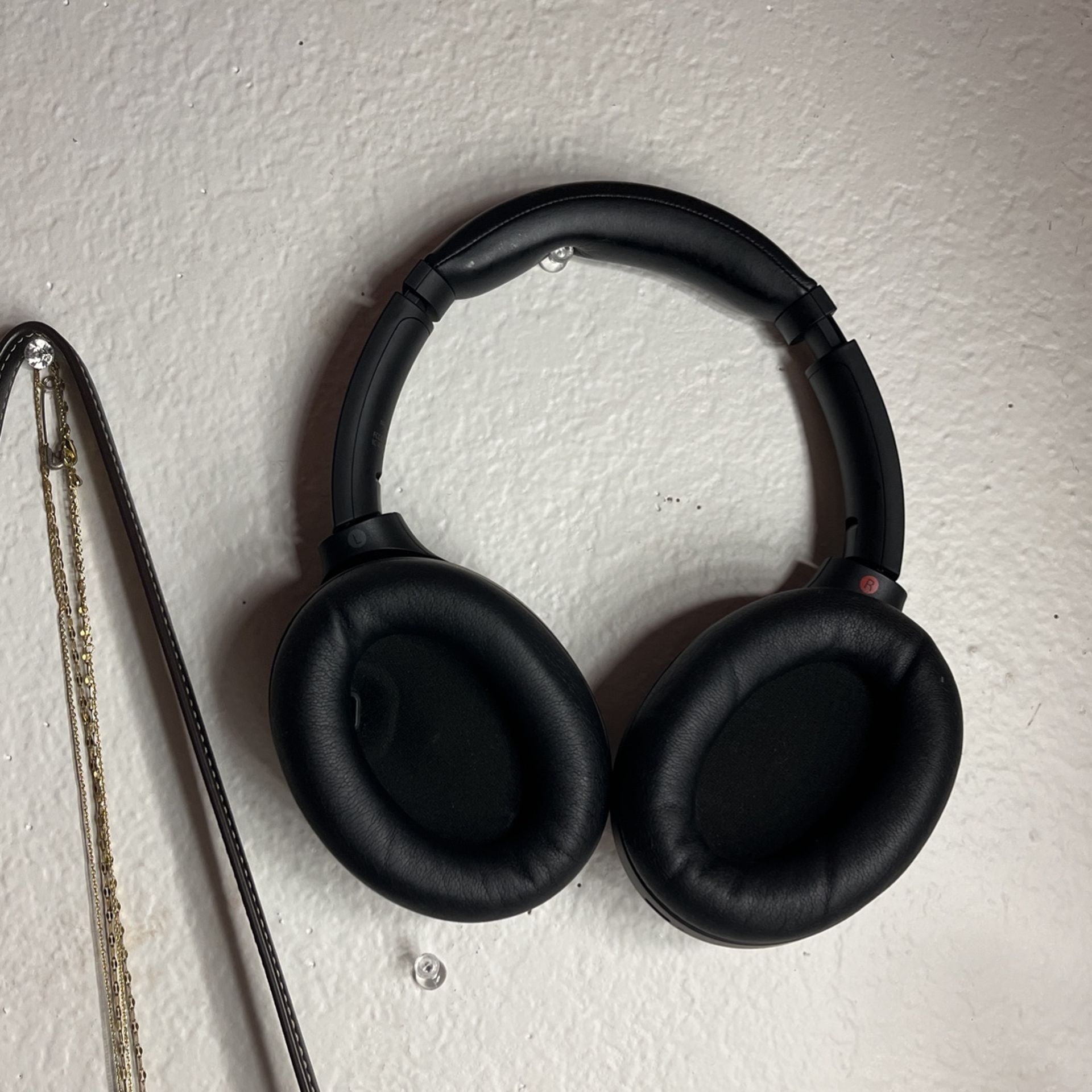 Sony - WH1000XM4 Wireless Noise-Cancelling Over-the-Ear Headphones - Black