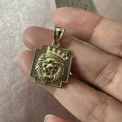 10kt Yellow Gold Crown Lion Pendant 