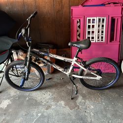 Bicicletas Y Casa De Niñas 80$ Por Cada Una De Las Bicicletas Y 60$ La Casita