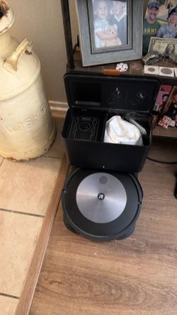 Self cleaning floor vacuum