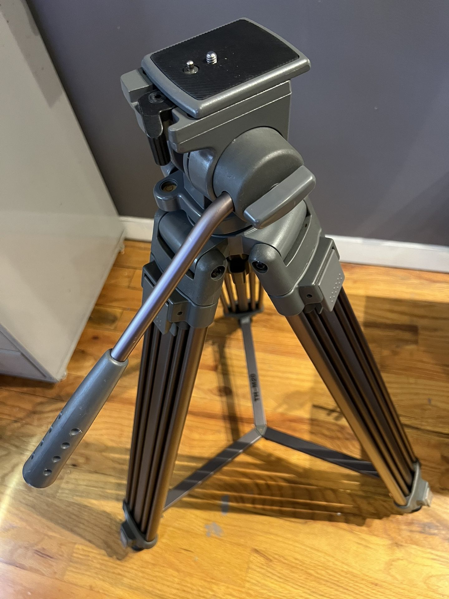 Libec TH-M20 Camera Tripod (Fluid Head)