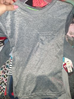 Grey boys T shirt. Size S 6/7