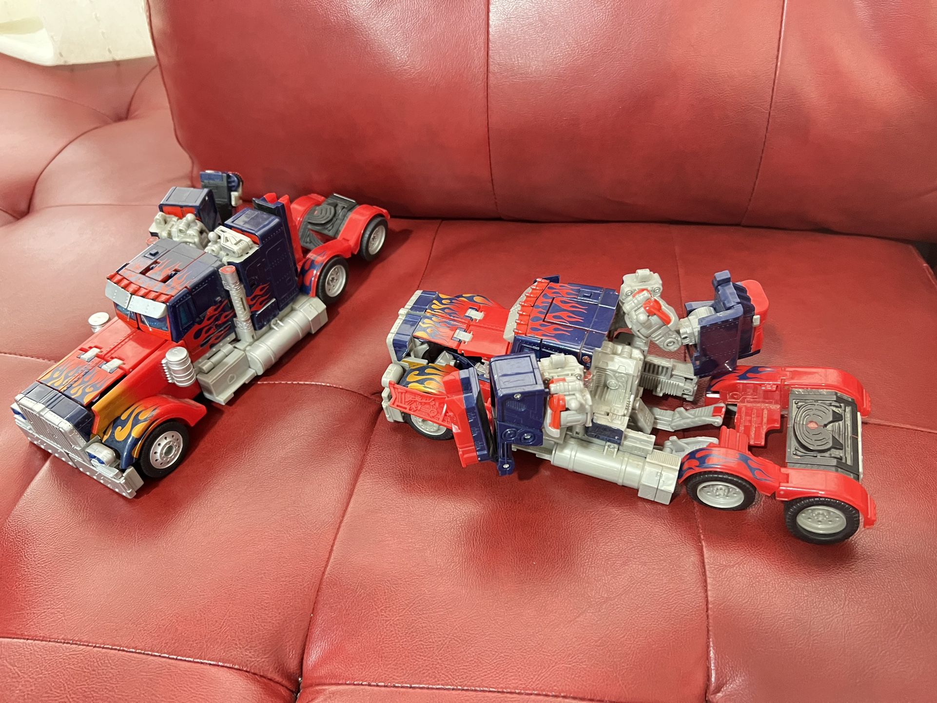 Transformers Optimus Prime 11" Figure 2 pieces 1 is broken details in the last photo