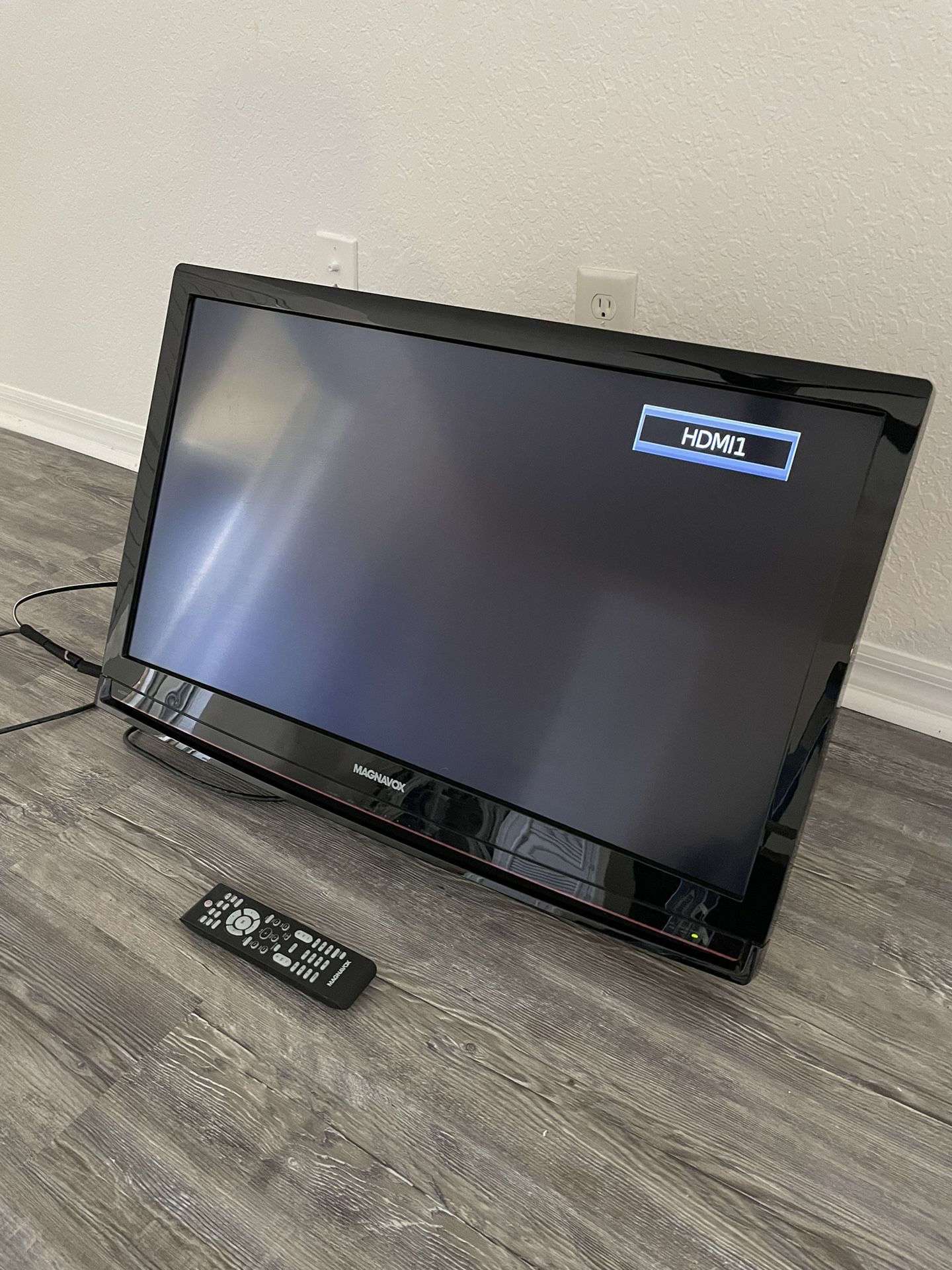 Flat Screen TV / HDMI / DVD 35” With Wall Mount