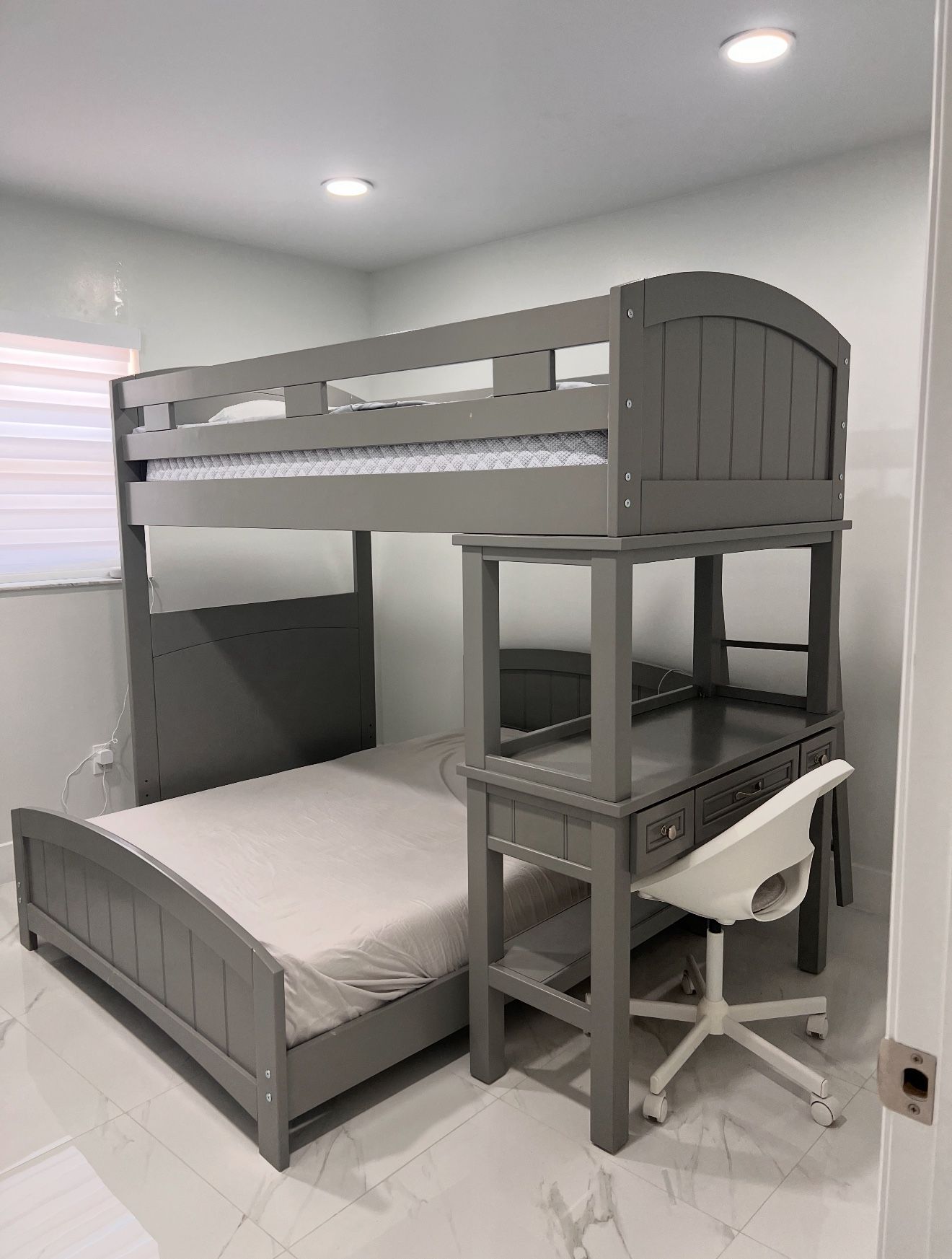 Kids Bunk Bed w/ Desk, Chair & Mattresses – All-in-One Setup!